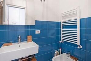 تجهيزات دش، مجففات شعر، مراحيض شطف