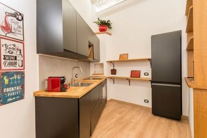 Réfrigérateur, four à micro-ondes, un four, surface de cuisson