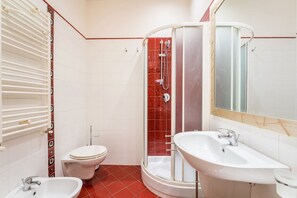 Dusj, hårføner, bidé og sjampo