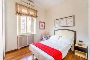 2 bedrooms, iron/ironing board, WiFi, bed sheets - Dimora Esedra, Historical Flat in the Heart of Rome (Roma)