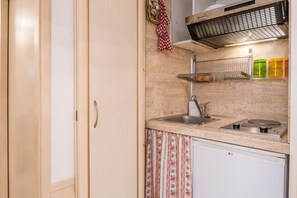 Fridge, microwave, stovetop, coffee/tea maker - Studio D'Artista, Stylish Loft in the Heart of Rome (Roma)