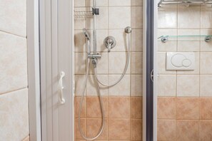 Shower, hair dryer, bidet, soap - Studio D'Artista, Stylish Loft in the Heart of Rome (Roma)