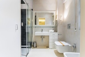 Dusche, Haartrockner, Bidet, Shampoo