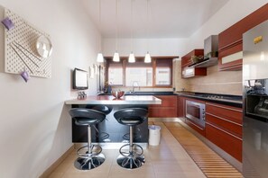 Fridge, microwave, oven, stovetop - Cielo Suite, Panoramic View Apt with Jacuzzi (Roma)