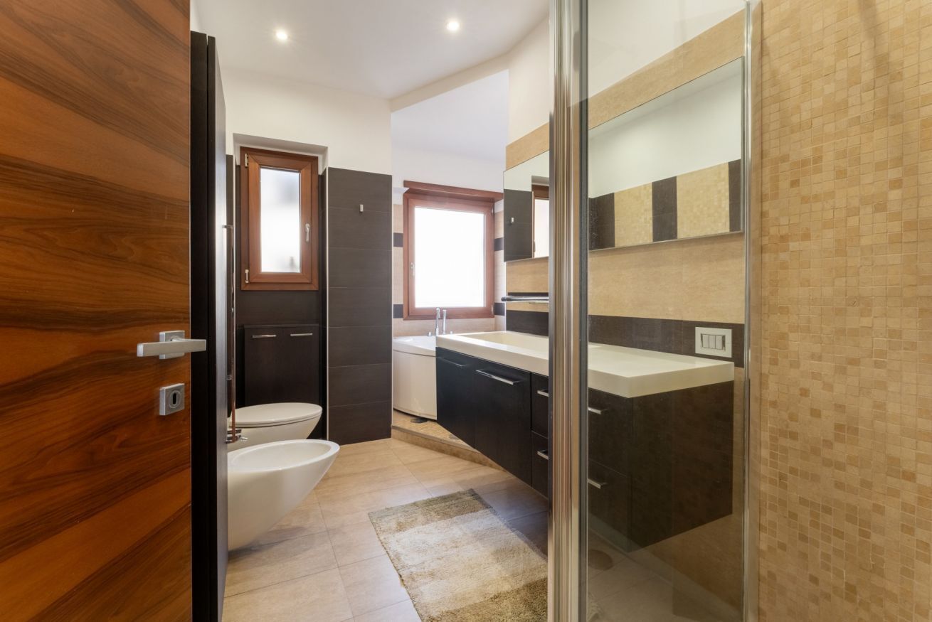 Whirlpool, kostenlose Toilettenartikel, Haartrockner, Hausschuhe
