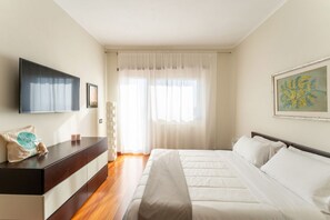 2 bedrooms, desk, soundproofing, iron/ironing board - Cielo Suite, Panoramic View Apt with Jacuzzi (Roma)