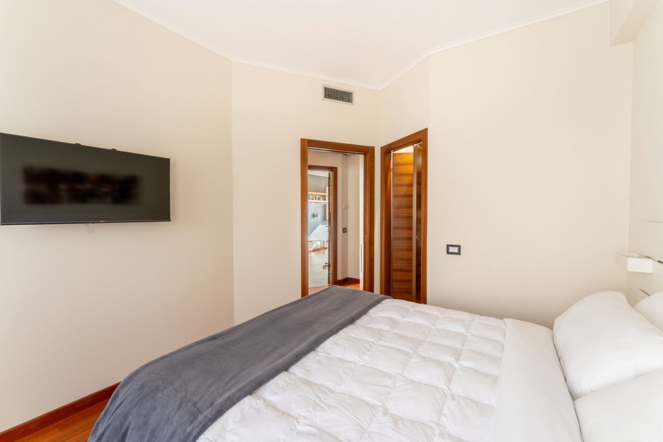 2 bedrooms, desk, soundproofing, iron/ironing board