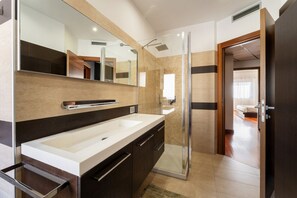 Jetted tub, free toiletries, hair dryer, slippers