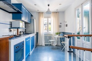 Fridge, microwave, oven, stovetop - Elizabeth Penthouse, Charmy Penthouse in Little London (Roma)