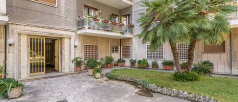 تفاصيل الفندق من الخارج