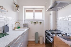 Een koelkast, een microgolfoven, een oven, een kookplaat