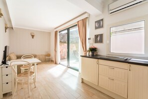 Interior - Flaminio Garden, Indenpent Apt in Piccola Londra Street with Garden (Roma)
