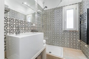 Douche, sèche-cheveux, bidet, shampoing