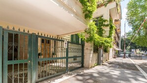 A gated entrance to a building with a covered walkway and a tree. - Flaminio Garden, Indenpent Apt in Piccola Londra Street with Garden (Roma)
