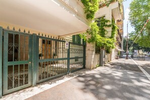 Exterior detail - Flaminio Garden, Indenpent Apt in Piccola Londra Street with Garden (Roma)