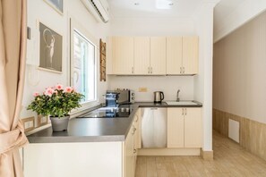 Kühlschrank, Mikrowelle, Herdplatte, Geschirrspüler