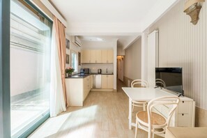 Kühlschrank, Mikrowelle, Herdplatte, Geschirrspüler