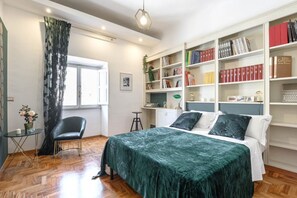 4 soverom, skrivebord, strykejern/-brett og reiseseng for barn