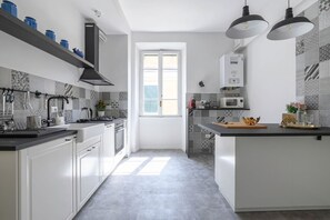 Kjøleskap, mikrobølgeovn, ovn og kokeplater