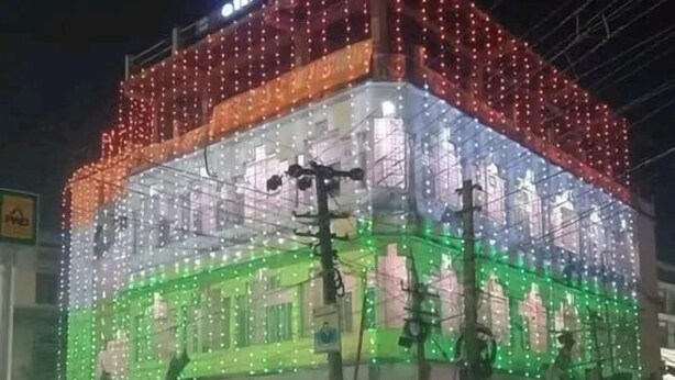 Um edifício com fachada multicolorida, possivelmente comercial ou público, com uma placa que diz 'GAYAT'.