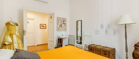6 slaapkamers, een strijkplank/strijkijzer, reisbedje, gratis wifi