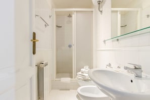 Shower, hair dryer, bidet, towels - Home of Arts, Concept apt in the Center of Rome (Roma)