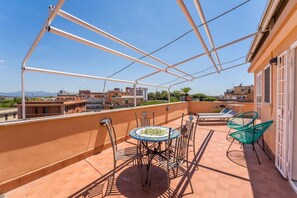 Outdoor dining - La Terrasse, Penthouse Suite in Monteverde (Roma)