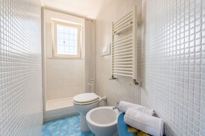 Shower, hair dryer, bidet, shampoo - La Terrasse, Penthouse Suite in Monteverde (Roma)