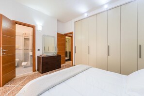 2 bedrooms, iron/ironing board, WiFi, bed sheets - Luigi's Home, Spacious Apartment to San Paolo Metro (Roma)