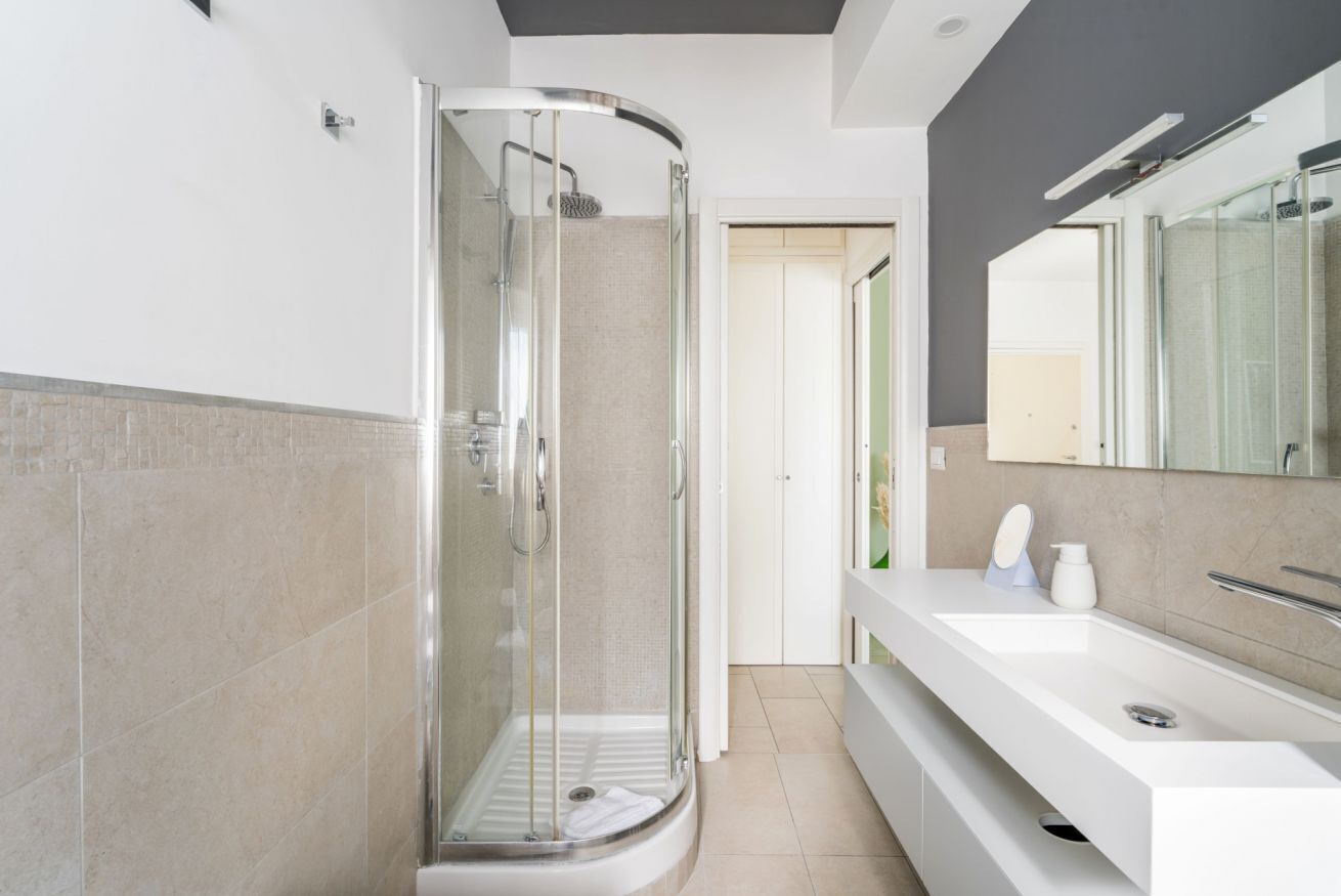 Doccia, asciugacapelli, bidet, sapone