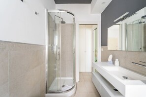 Shower, hair dryer, bidet, soap - Maison Lumiere, Design Apartment 5 min from Tiburtina (Roma)