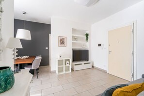 TV - Maison Lumiere, Design Apartment 5 min from Tiburtina (Roma)