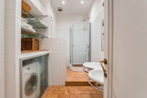 Regadera, secadora de cabello, bidet, toallas 