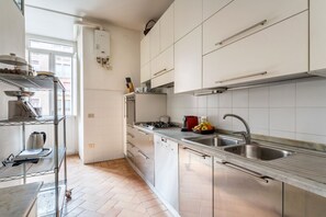 Fridge, microwave, oven, stovetop - Maison Regola, Styilish Flat in Campo De Fiori (Roma)