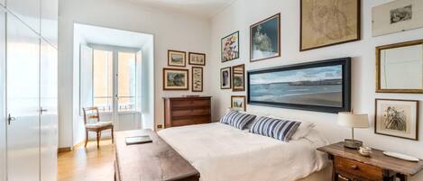 3 bedrooms, desk, iron/ironing board, travel crib