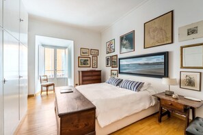 3 habitaciones, escritorio y tabla de planchar con plancha 