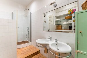 Shower, hair dryer, bidet, towels - Maison Regola, Styilish Flat in Campo De Fiori (Roma)