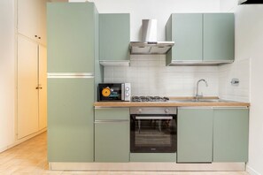 Kühlschrank, Mikrowelle, Ofen, Herdplatte