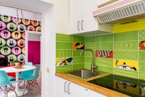 Fridge, microwave, oven, stovetop - Pop House, in Monti District 2 min from Colosseum (Roma)