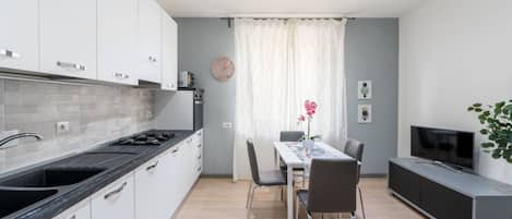 Kühlschrank, Mikrowelle, Ofen, Herdplatte