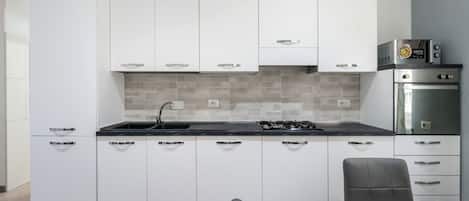 Réfrigérateur, micro-ondes, four, plaque de cuisson