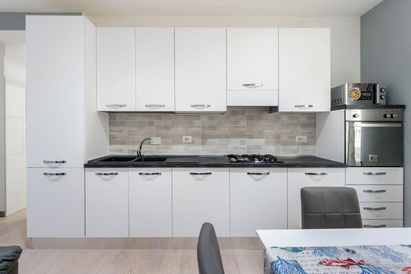 Réfrigérateur, four à micro-ondes, un four, surface de cuisson