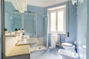 Shower, hair dryer, bidet, towels - Sweet Sempione, Cozy Apt Nearby Piazza Sempione (Roma)