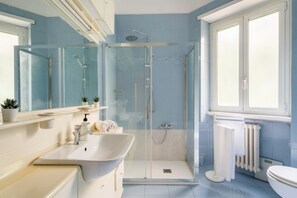 Doccia, asciugacapelli, bidet, asciugamani