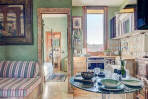 1 habitación, tabla de planchar con plancha, wifi y ropa de cama 