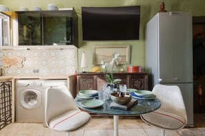 Fridge, microwave, oven, stovetop - Terrarium Trastevere, Boutique Apt With Terrace (Roma)