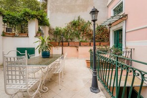 Outdoor dining - The British Corner, Central Cozy Loft with Garden (Roma)