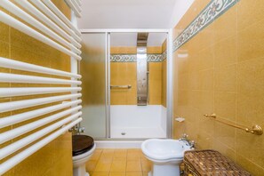 Douche, articles de toilette écologiques, sèche-cheveux, bidet