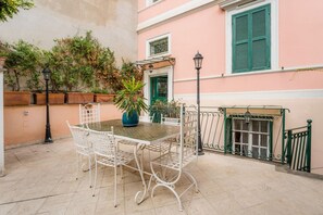 Outdoor dining - The British Corner, Central Cozy Loft with Garden (Roma)