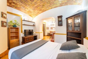 2 bedrooms, iron/ironing board, WiFi, bed sheets - The British Corner, Central Cozy Loft with Garden (Roma)
